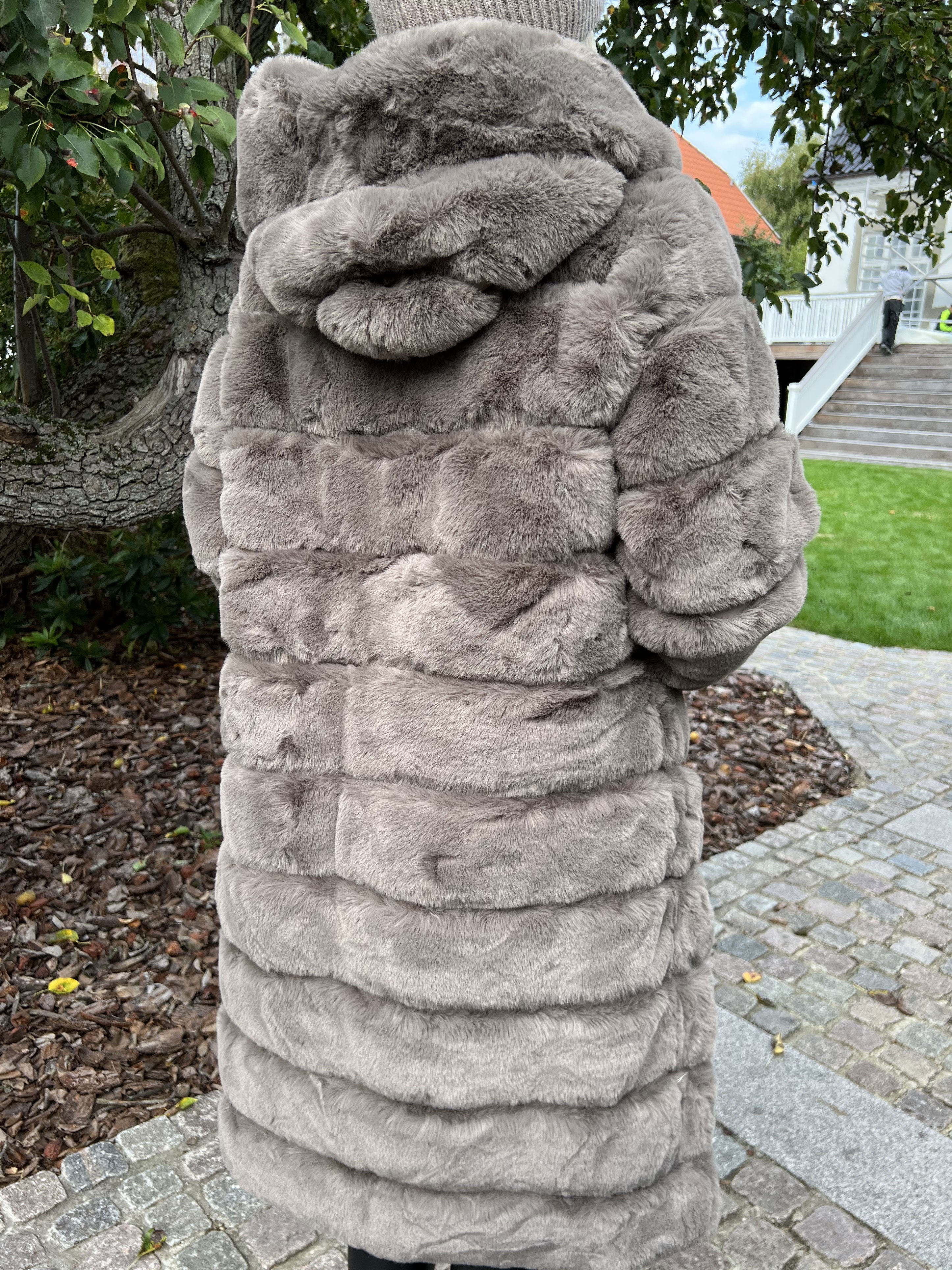 Haley - Lækker fake fur frakke med hætte